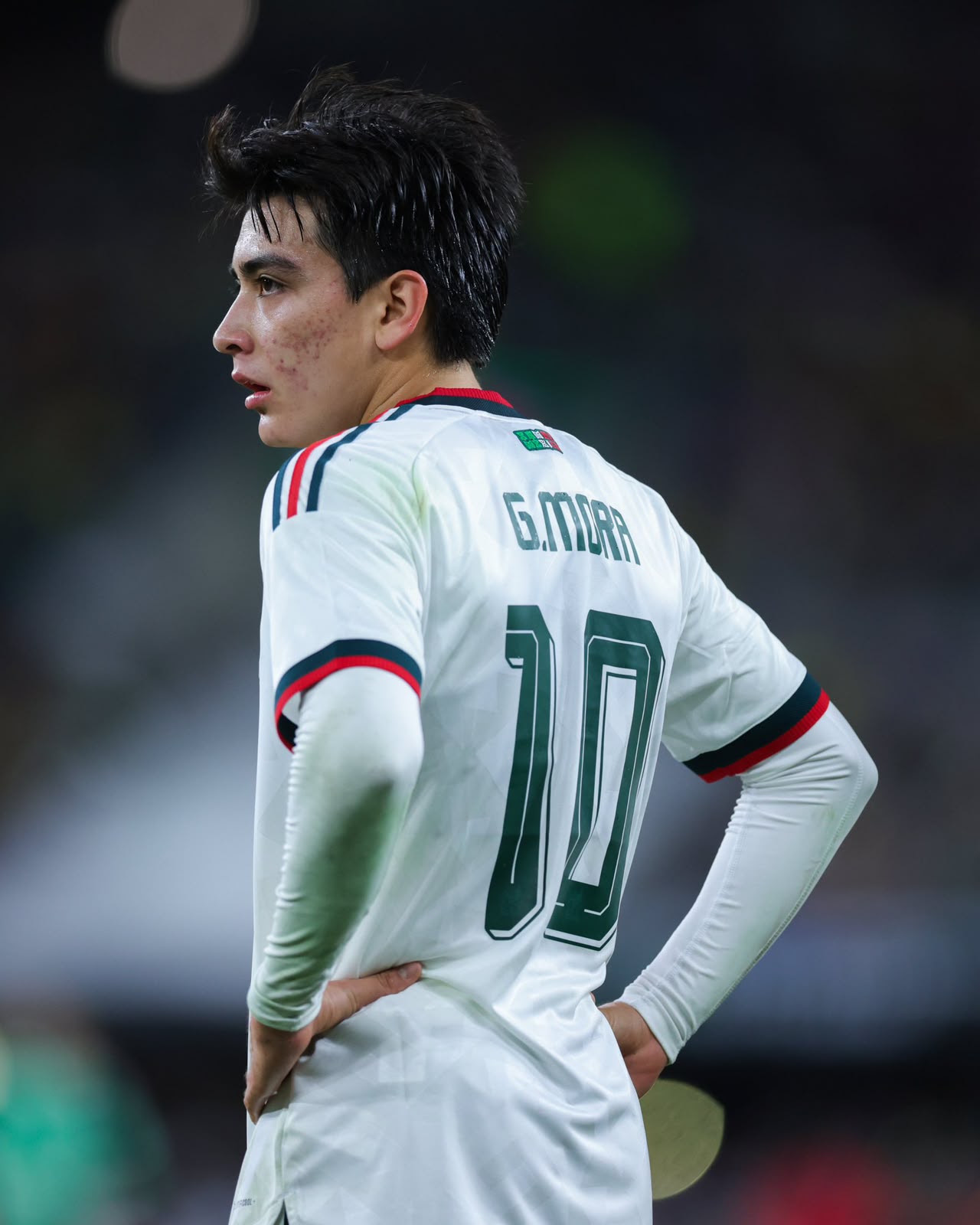 Gil estrenó dorsal con la selección mayor y marcó su primer tanto con el tricolor. 